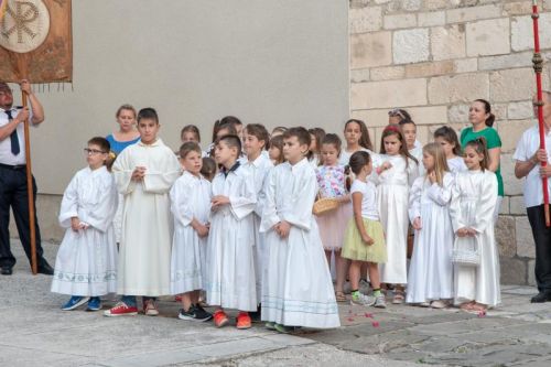 Biskup Zdenko Križić na Tijelovo u Senju: “Molimo da nam Isusovo Tijelo koje blagujemo podari njegove osjećaje za Boga i ljude”