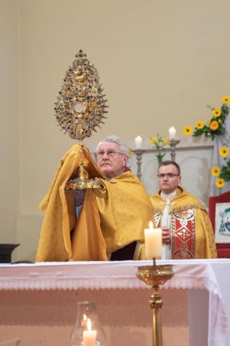 Biskup Zdenko Križić na Tijelovo u Senju: “Molimo da nam Isusovo Tijelo koje blagujemo podari njegove osjećaje za Boga i ljude”