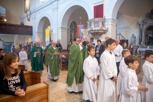 Supružnici Lokmer darovali senjskoj katedrali novi evanđelistar