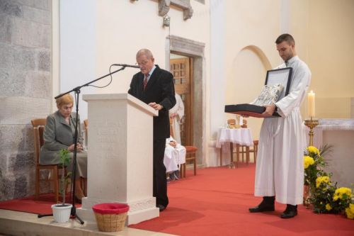 Supružnici Lokmer darovali senjskoj katedrali novi evanđelistar