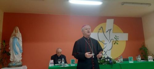 Lički Osik: Održan godišnji susret svećenika i volontera župnih Caritasa
