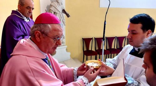 Gospić: Slavlje Treće nedjelje Došašća – Dan Caritasa i podjela službe akolitata Krunoslavu Brajdiću