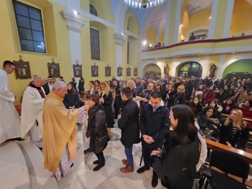 Gospić: Biskup Križić predvodio polnoćku u katedrali
