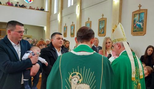 Korenica: Biskup Križić krstio četvrto i peto dijete u obitelji Kukuruzović