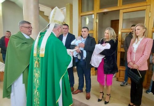 Korenica: Biskup Križić krstio četvrto i peto dijete u obitelji Kukuruzović