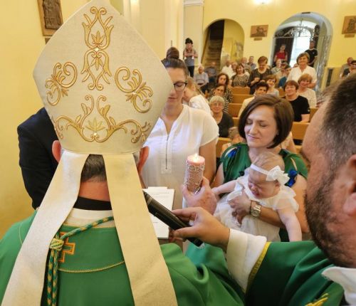 Biskup Križić u Slunju krstio peto dijete u obitelji Sminderovac
