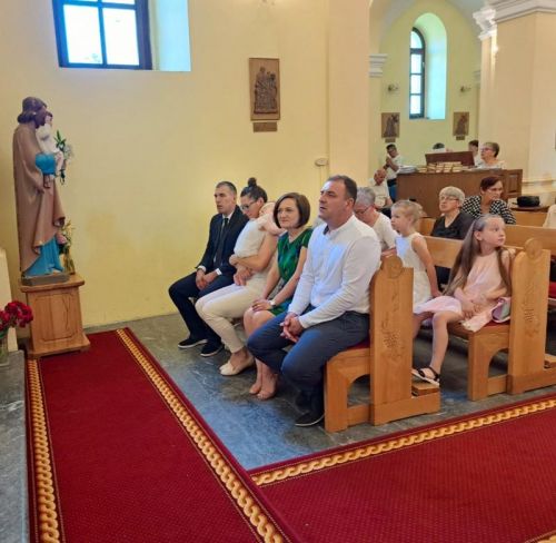 Biskup Križić u Slunju krstio peto dijete u obitelji Sminderovac