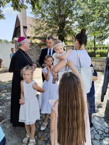 Biskup Križić u Slunju krstio peto dijete u obitelji Sminderovac