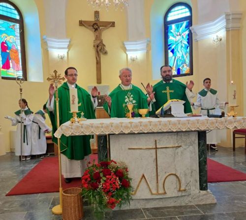 Biskup Križić u Slunju krstio peto dijete u obitelji Sminderovac