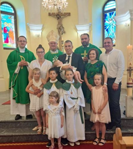 Biskup Križić u Slunju krstio peto dijete u obitelji Sminderovac