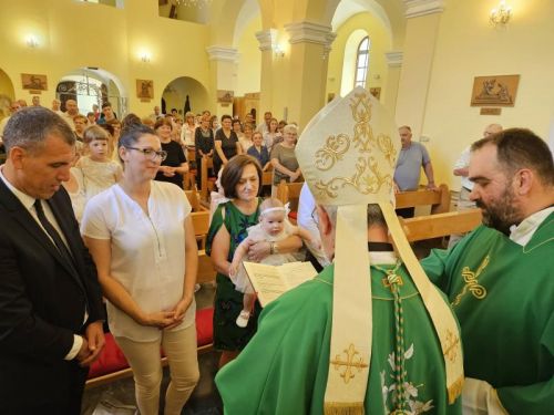 Biskup Križić u Slunju krstio peto dijete u obitelji Sminderovac