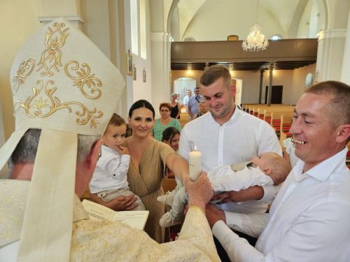 Krštenje petog djeteta u župi Cvitović