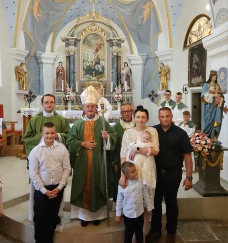 Biskup Zdenko Križić podijelio je sakrament krštenja u Lešću na Dobri