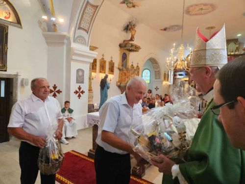 Biskup Zdenko Križić podijelio je sakrament krštenja u Lešću na Dobri