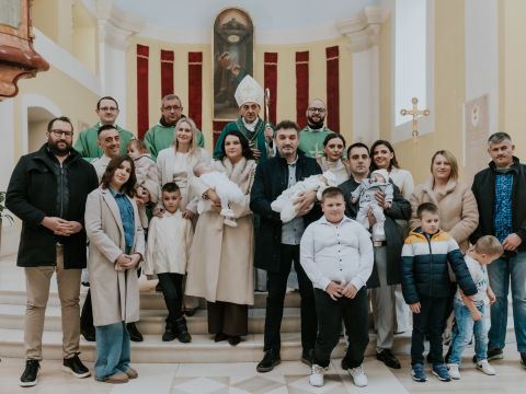Gospićko-senjska biskupija - Gospićko-senjski biskup mons. Marko Medo krstio troje djece u katedrali Navještenja Blažene Djevice Marije u Gospiću