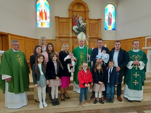 Korenica: Biskup Križić krstio četvrto i peto dijete u obitelji Kukuruzović