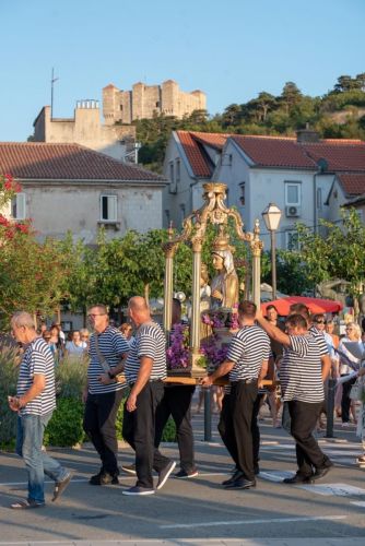 Mons. Rogić predvodio slavlje Gospe Ribarske u Senju