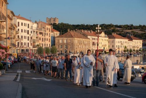 Mons. Rogić predvodio slavlje Gospe Ribarske u Senju