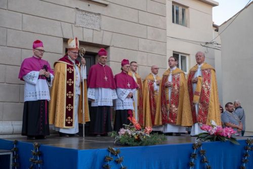 Mons. Rogić predvodio slavlje Gospe Ribarske u Senju