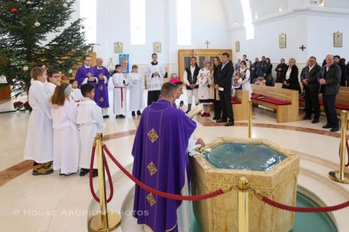Udbina: Biskup Medo krstio Jonu, peto dijete u obitelji Šolaja