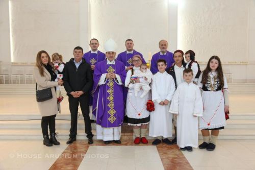 Udbina: Biskup Medo krstio Jonu, peto dijete u obitelji Šolaja
