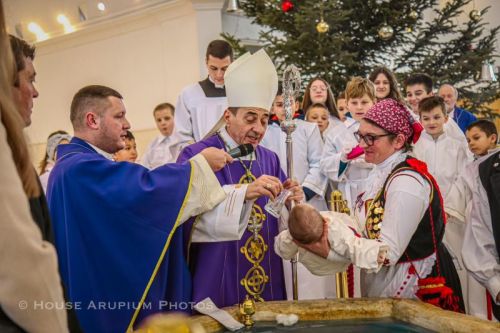 Udbina: Biskup Medo krstio Jonu, peto dijete u obitelji Šolaja