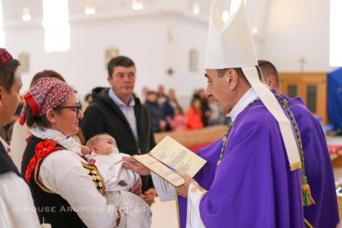 Udbina: Biskup Medo krstio Jonu, peto dijete u obitelji Šolaja