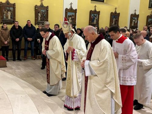 Biskup Medo predvodio Polnoćku u Gospiću
