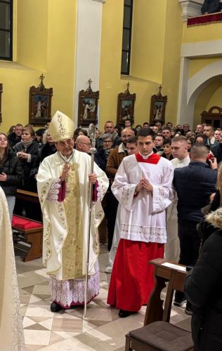 Biskup Medo predvodio Polnoćku u Gospiću