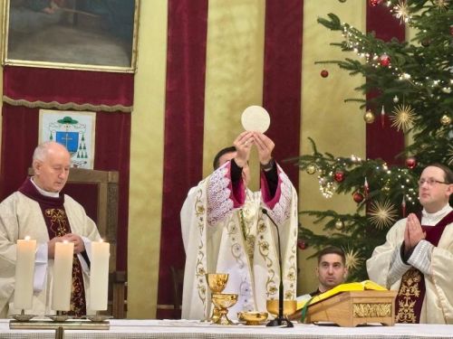 Biskup Medo predvodio Polnoćku u Gospiću