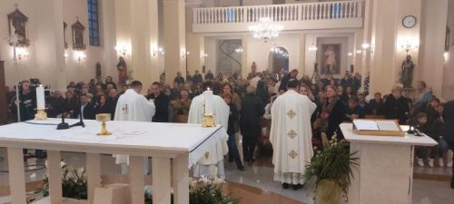 Biskup Medo posvetio crkvu i novi kameni oltar u Cetingradu