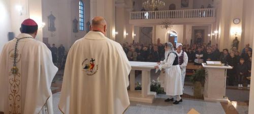 Biskup Medo posvetio crkvu i novi kameni oltar u Cetingradu