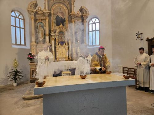 Biskup Medo u Krivom Putu posvetio novi kameni oltar