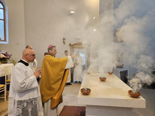 Biskup Medo u Krivom Putu posvetio novi kameni oltar