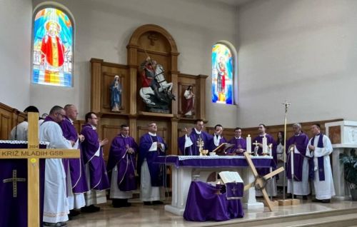 U Korenici održan Križni put mladih Gospićko-senjske biskupije