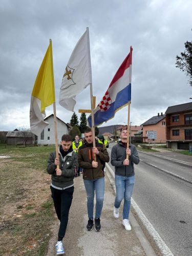 U Korenici održan Križni put mladih Gospićko-senjske biskupije