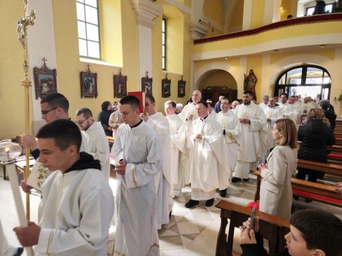 Biskup Medo u gospićkoj Katedrali predvodio Misu posvete ulja