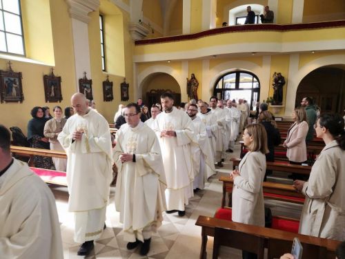 Biskup Medo u gospićkoj Katedrali predvodio Misu posvete ulja