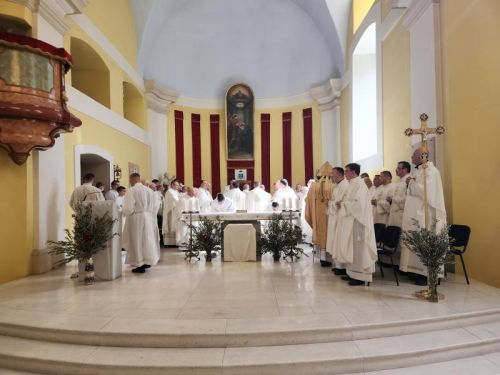 Biskup Medo u gospićkoj Katedrali predvodio Misu posvete ulja