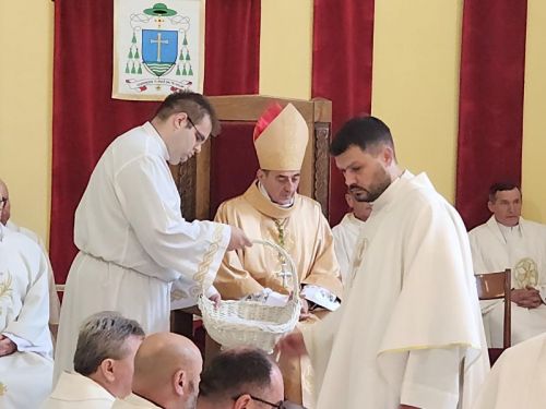 Biskup Medo u gospićkoj Katedrali predvodio Misu posvete ulja