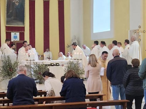 Biskup Medo u gospićkoj Katedrali predvodio Misu posvete ulja