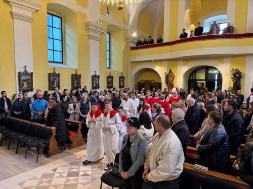 Biskup Medo na Veliki petak predvodio obrede u gospićkoj Katedrali