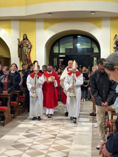 Biskup Medo na Veliki petak predvodio obrede u gospićkoj Katedrali