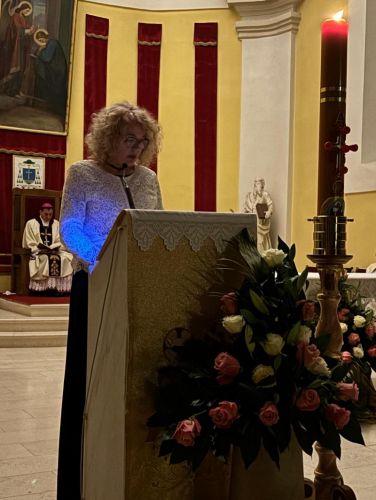 Biskup Medo predvodio Vazmeno bdjenje u gospićkoj katedrali: “Krist je uskrsnuo – to je temelj naše nade!”