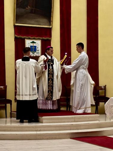 Biskup Medo predvodio Vazmeno bdjenje u gospićkoj katedrali: “Krist je uskrsnuo – to je temelj naše nade!”