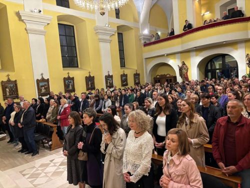 Biskup Medo predvodio Vazmeno bdjenje u gospićkoj katedrali: “Krist je uskrsnuo – to je temelj naše nade!”