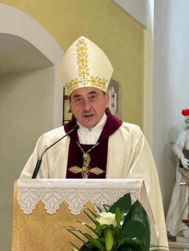 Biskup Medo predvodio Vazmeno bdjenje u gospićkoj katedrali: “Krist je uskrsnuo – to je temelj naše nade!”