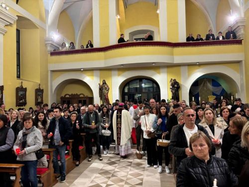Biskup Medo predvodio Vazmeno bdjenje u gospićkoj katedrali: “Krist je uskrsnuo – to je temelj naše nade!”
