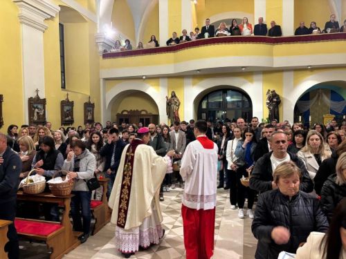 Biskup Medo predvodio Vazmeno bdjenje u gospićkoj katedrali: “Krist je uskrsnuo – to je temelj naše nade!”