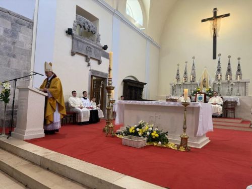 Svečano proslavljen Uskrs u Senju: Biskup Marko Medo predvodio misno slavlje